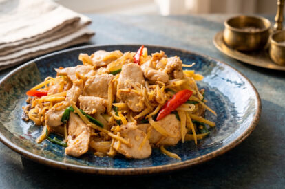 อกไก่ผัดขิงสด